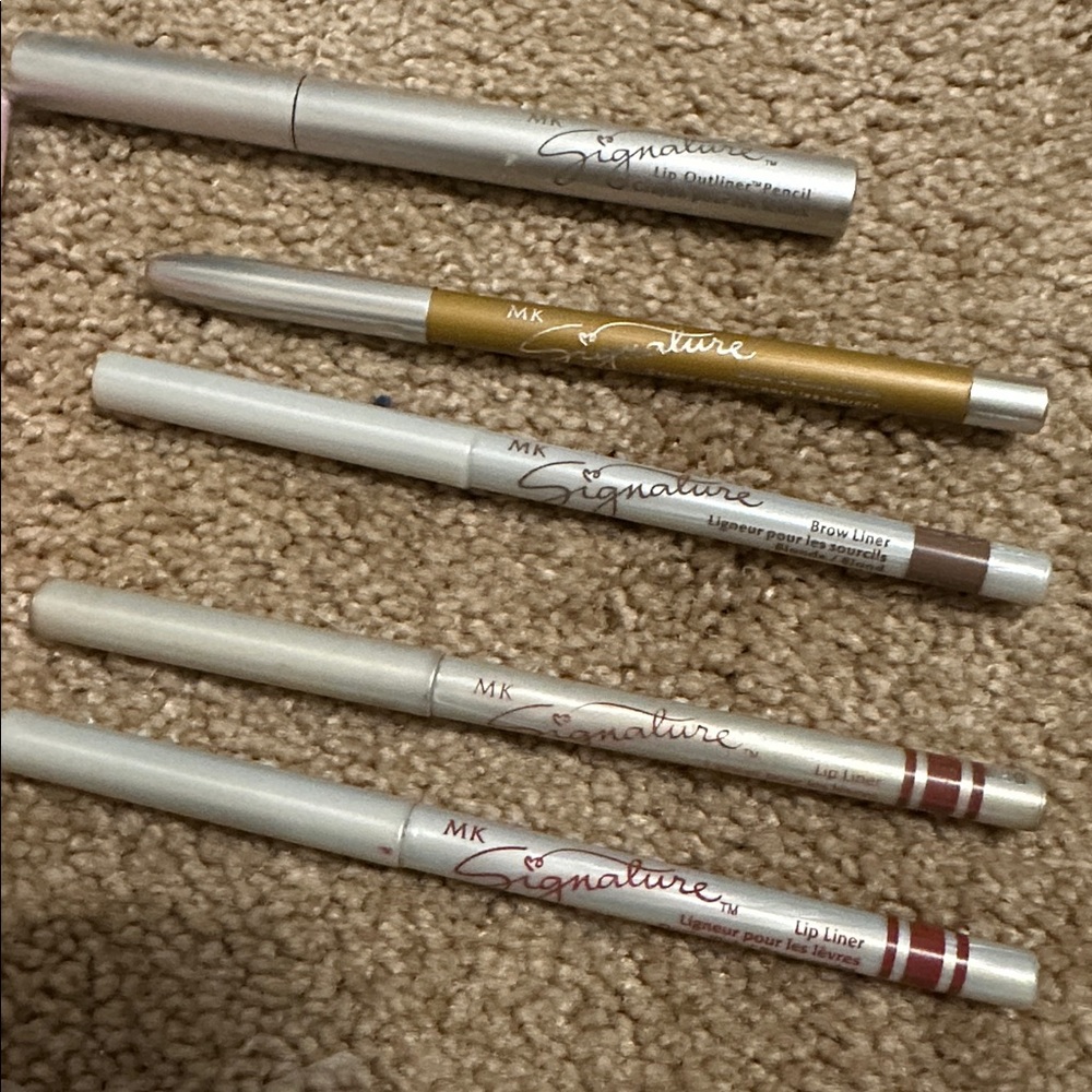 Mary Kay Signature Collection of brushes and liners - Picture 2 of 6